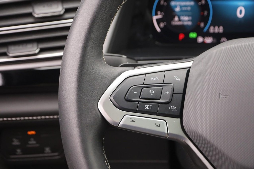 Volkswagen Atlas Cross Sport Vehicle Full-screen Gallery Image 13