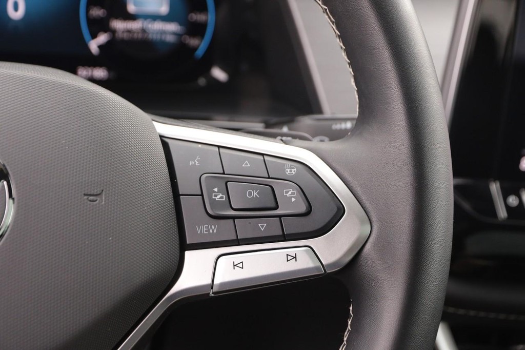 Volkswagen Atlas Cross Sport Vehicle Full-screen Gallery Image 14