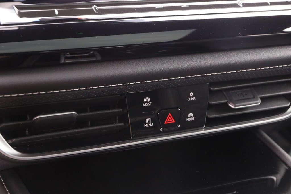 Volkswagen Atlas Cross Sport Vehicle Full-screen Gallery Image 18