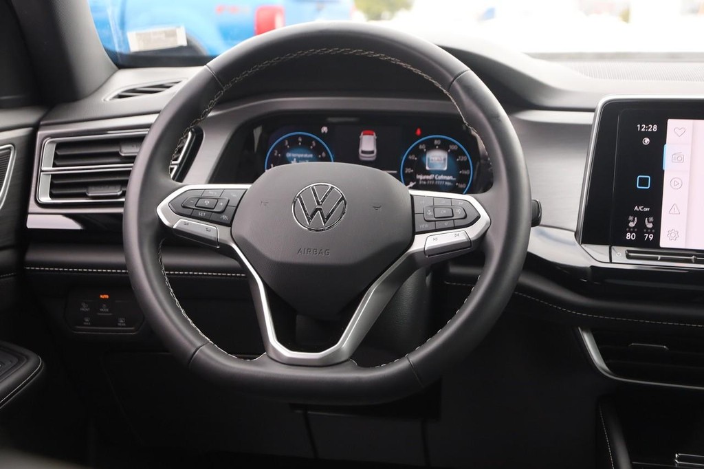 Volkswagen Atlas Cross Sport Vehicle Full-screen Gallery Image 23