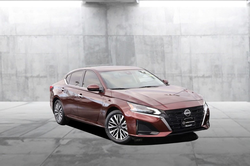 Nissan Altima Vehicle Image 02