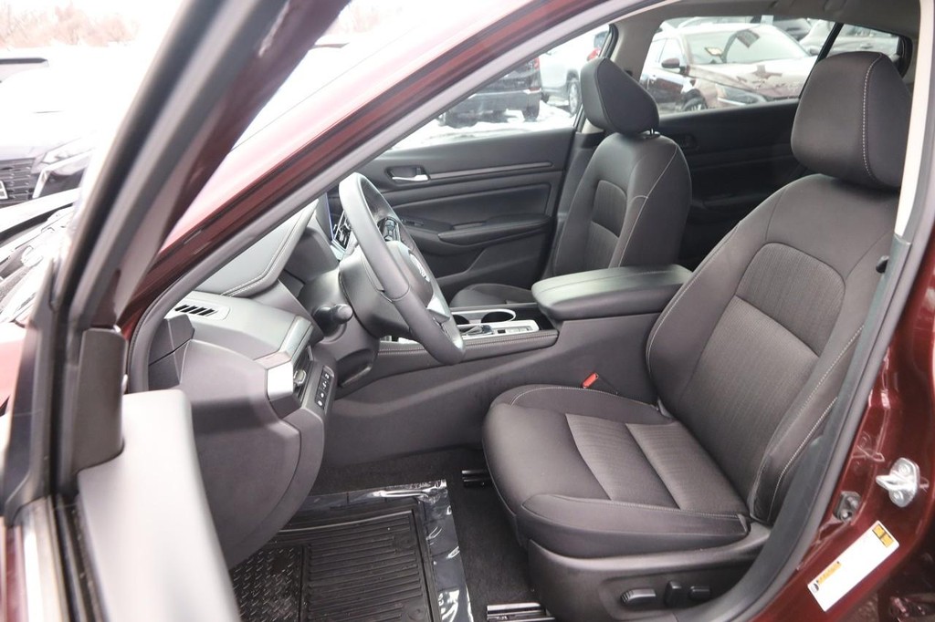 Nissan Altima Vehicle Image 09