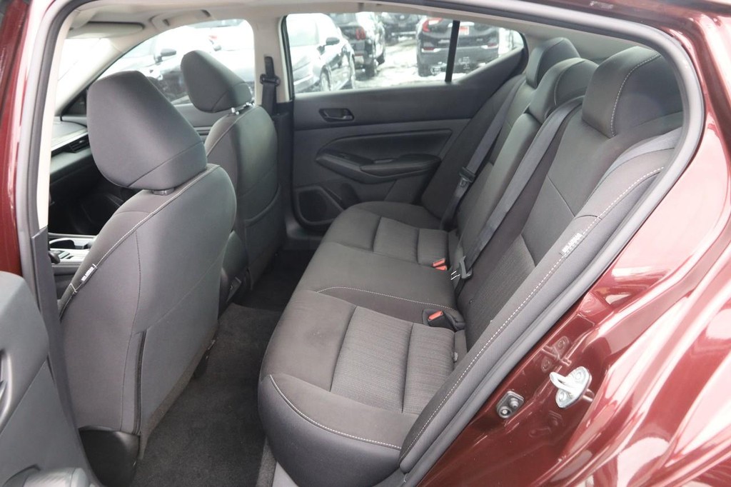 Nissan Altima Vehicle Image 10