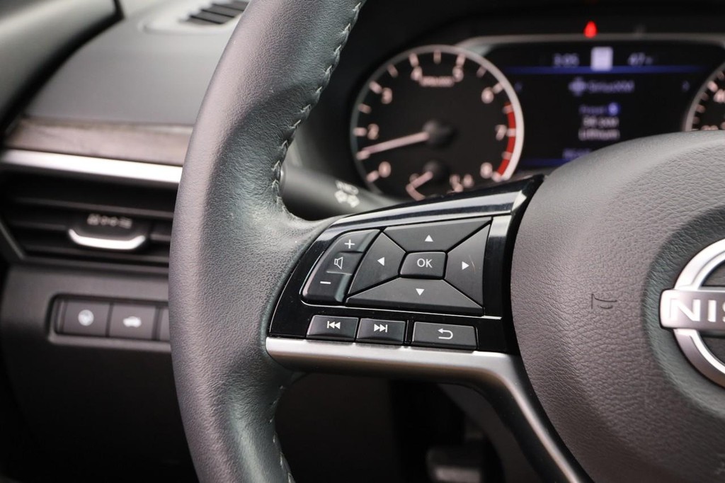 Nissan Altima Vehicle Image 12