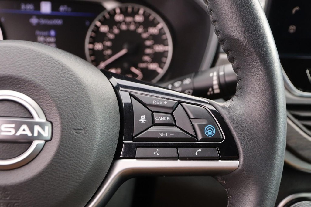 Nissan Altima Vehicle Image 13