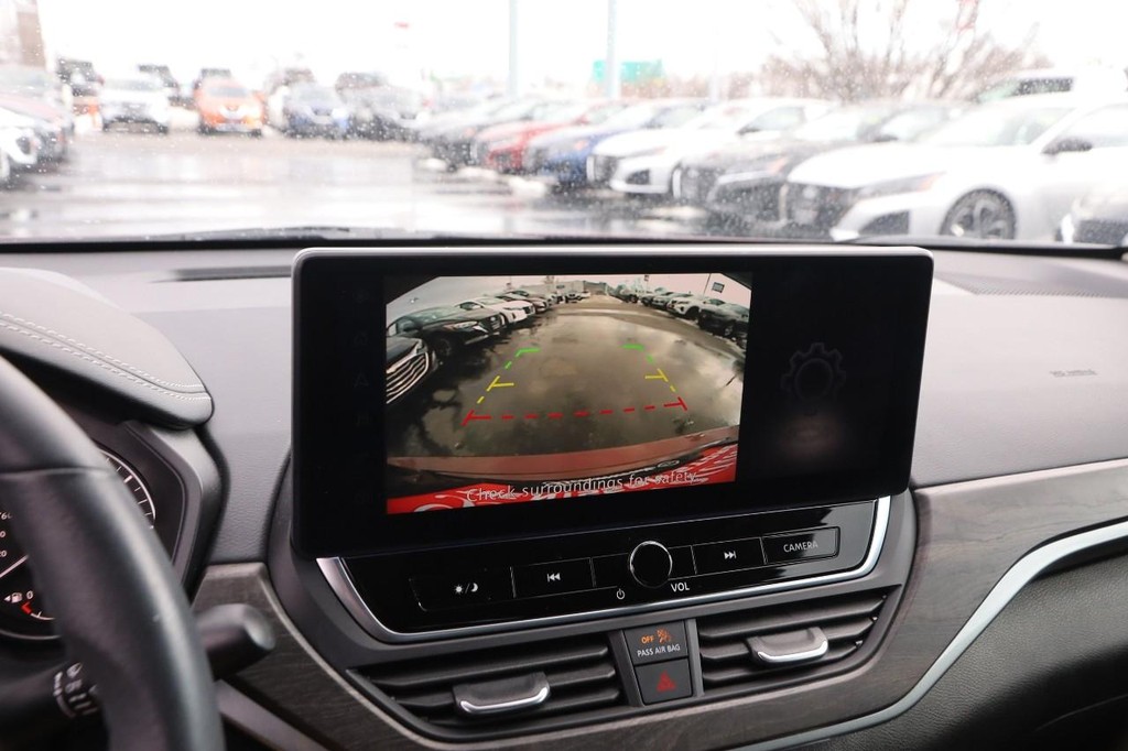 Nissan Altima Vehicle Image 16