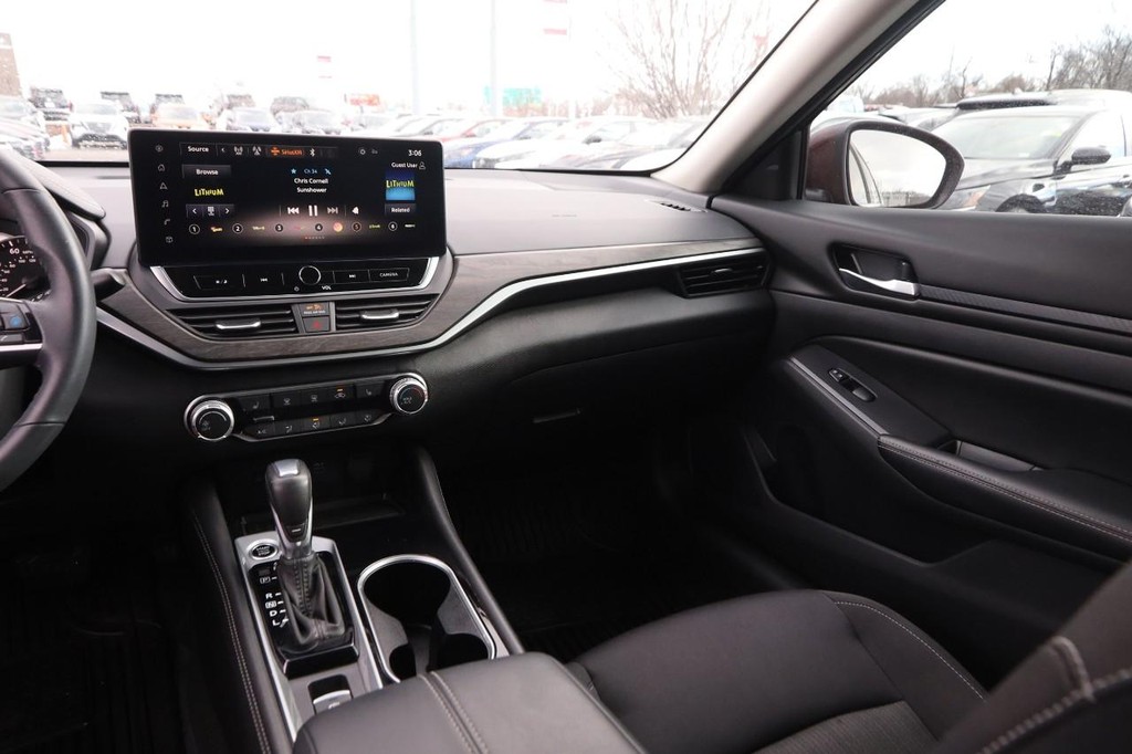 Nissan Altima Vehicle Image 25