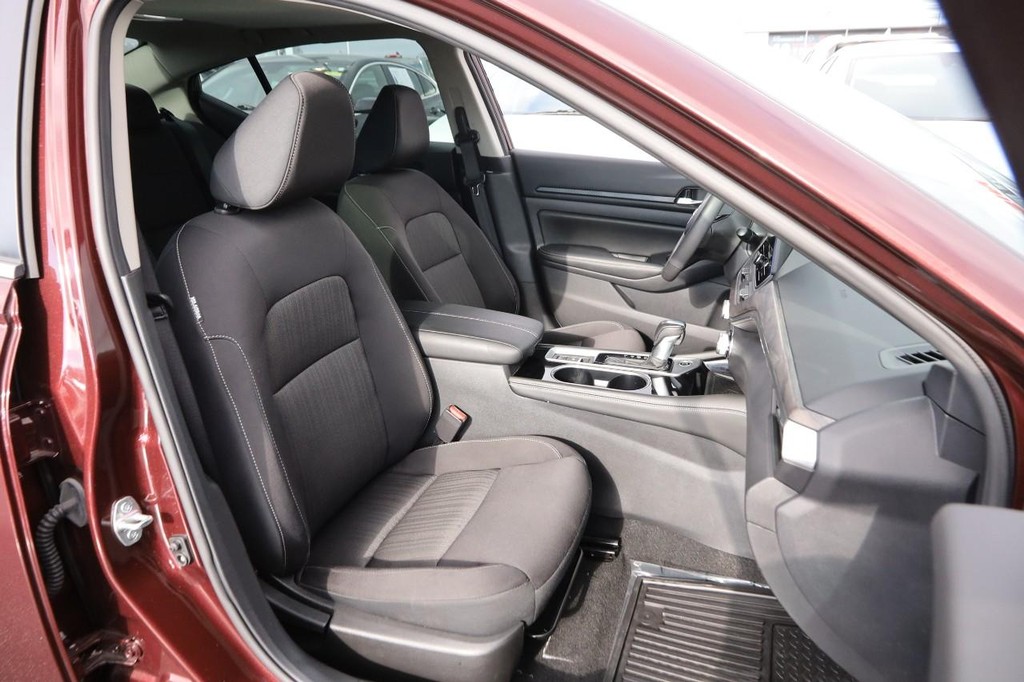 Nissan Altima Vehicle Image 26