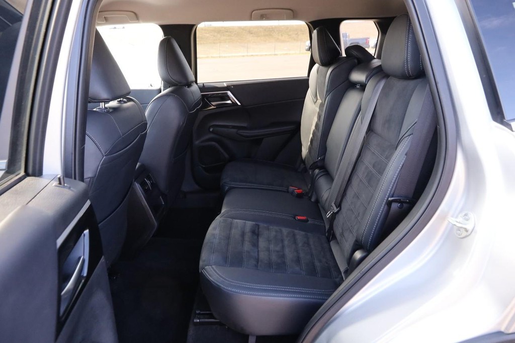 Mitsubishi Outlander Vehicle Image 11