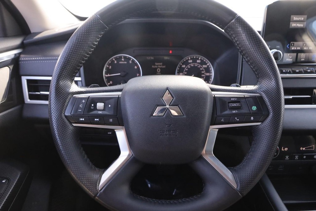 Mitsubishi Outlander Vehicle Image 12