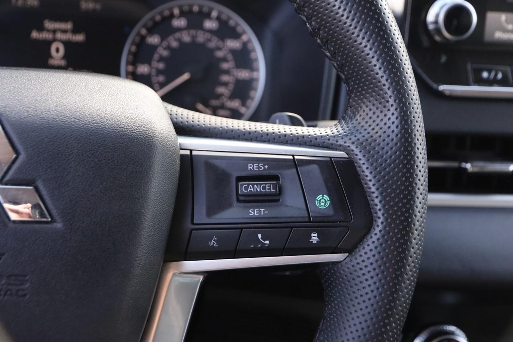 Mitsubishi Outlander Vehicle Image 14