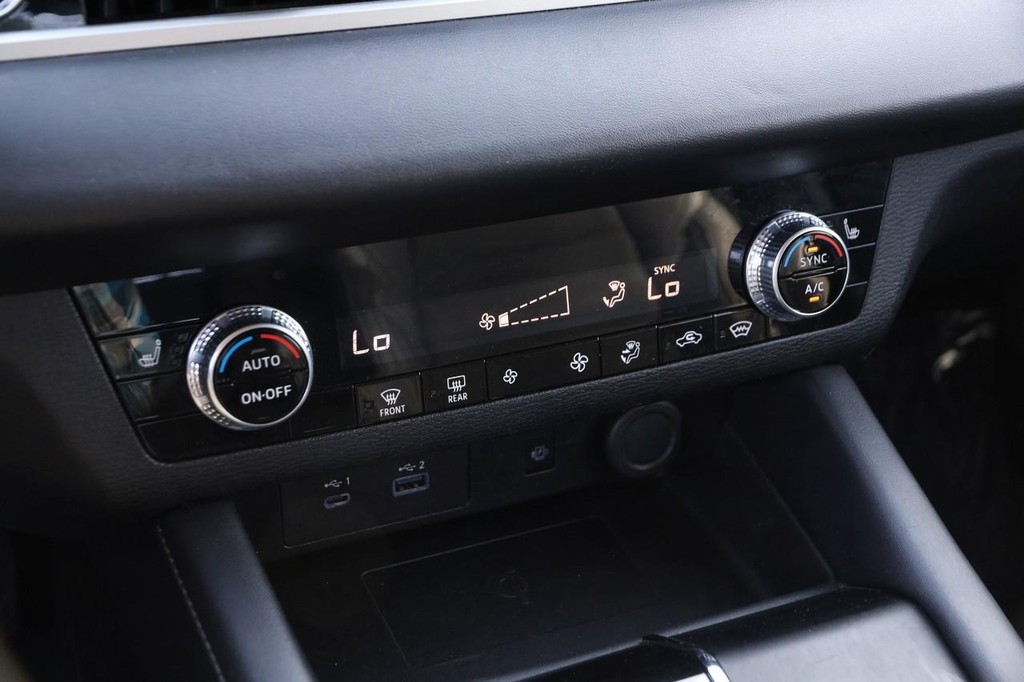 Mitsubishi Outlander Vehicle Image 18