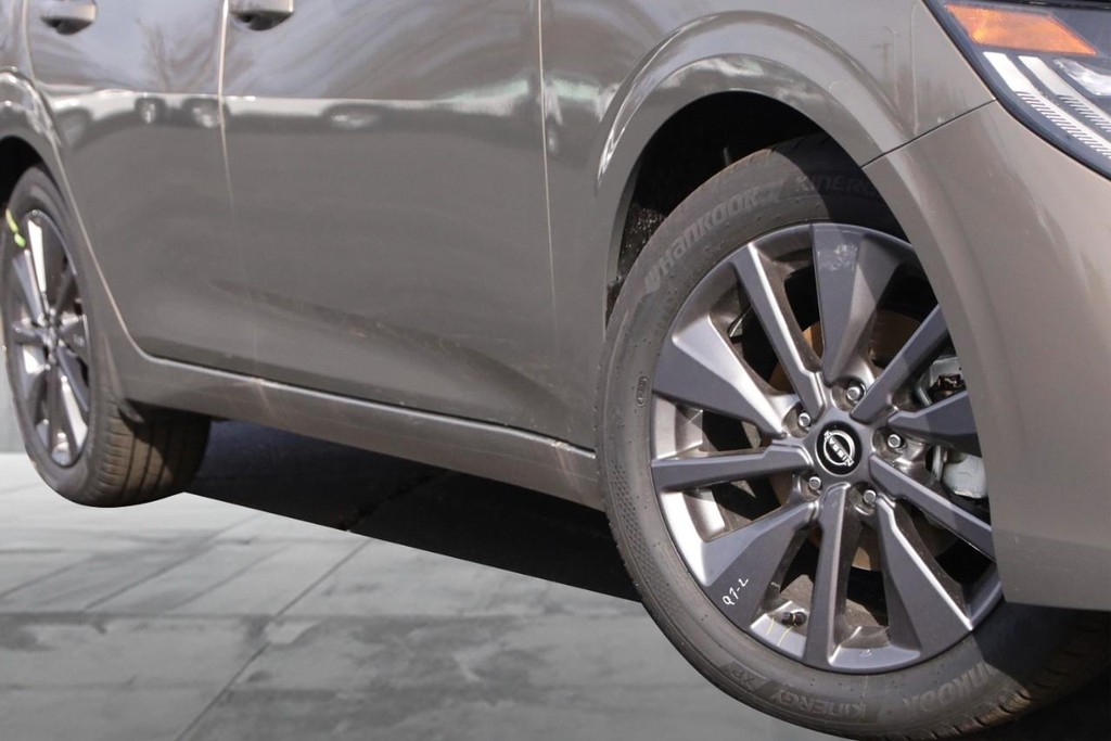 Nissan Sentra Vehicle Image 03