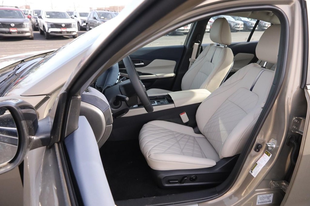 Nissan Sentra Vehicle Image 09