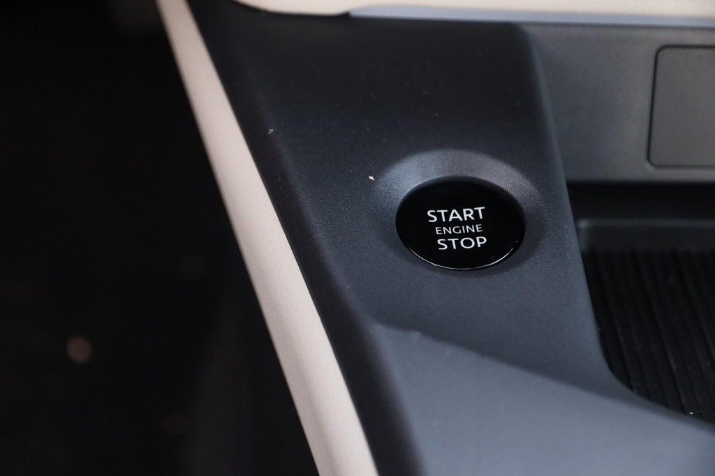 Nissan Sentra Vehicle Image 15