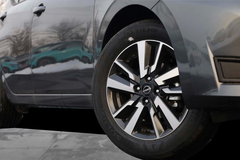 Nissan Versa Vehicle Image 03