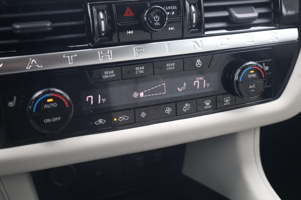 Nissan Pathfinder Vehicle Image 16