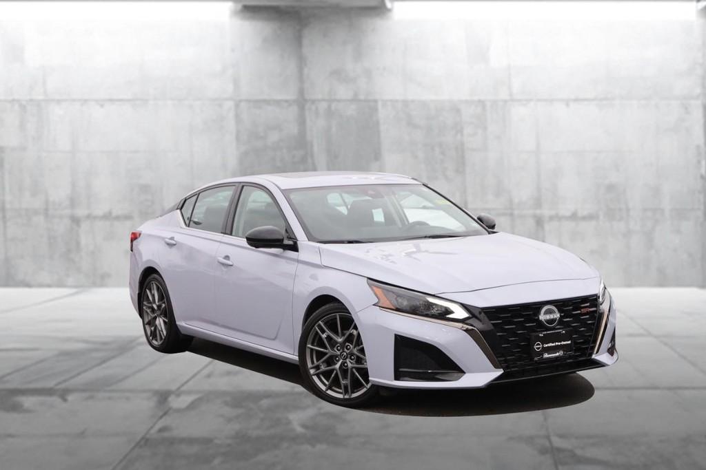 Nissan Altima Vehicle Image 02