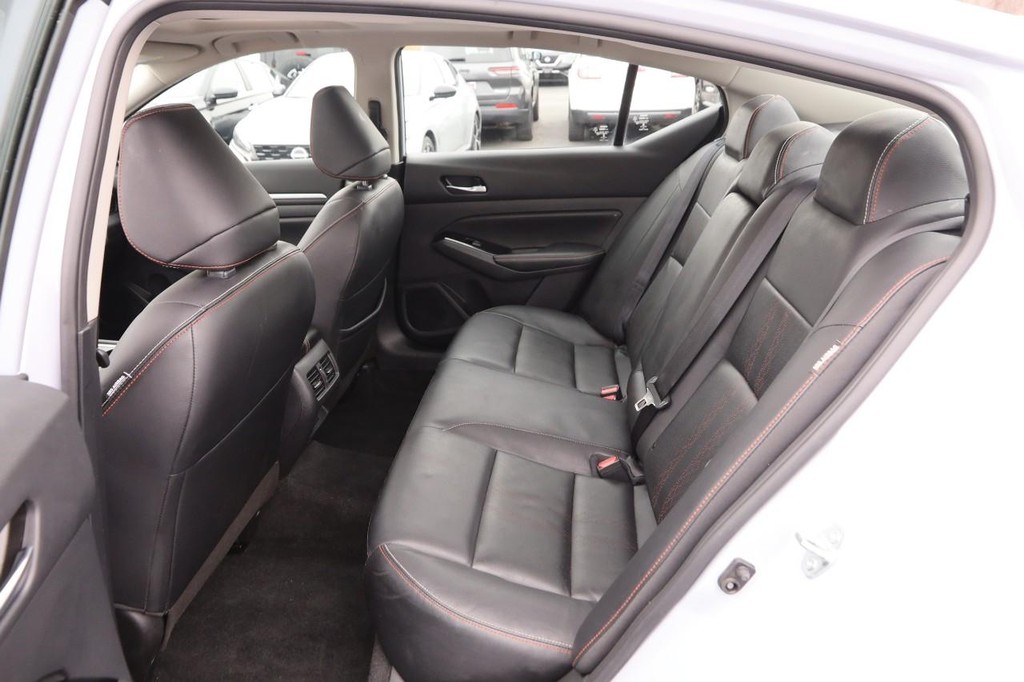 Nissan Altima Vehicle Image 10