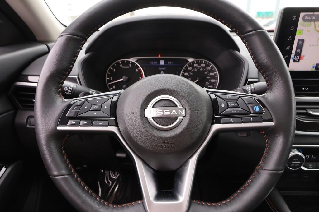 Nissan Altima Vehicle Image 11