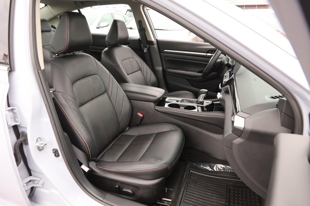 Nissan Altima Vehicle Image 26