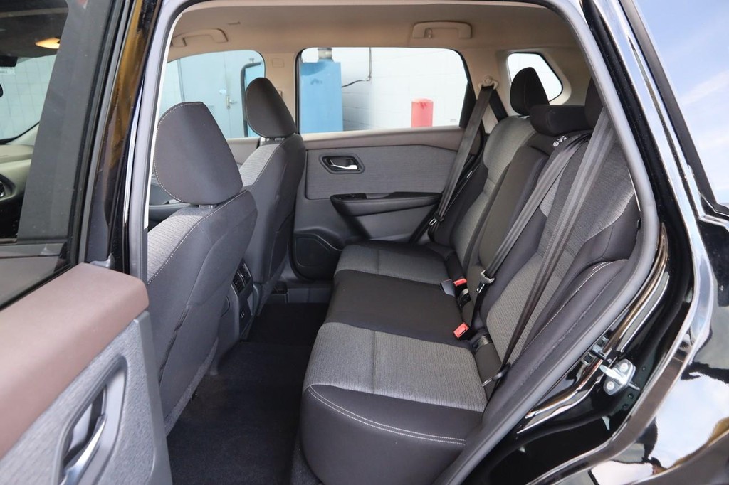 Nissan Rogue Vehicle Image 09