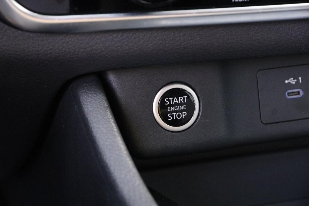 Nissan Rogue Vehicle Image 14