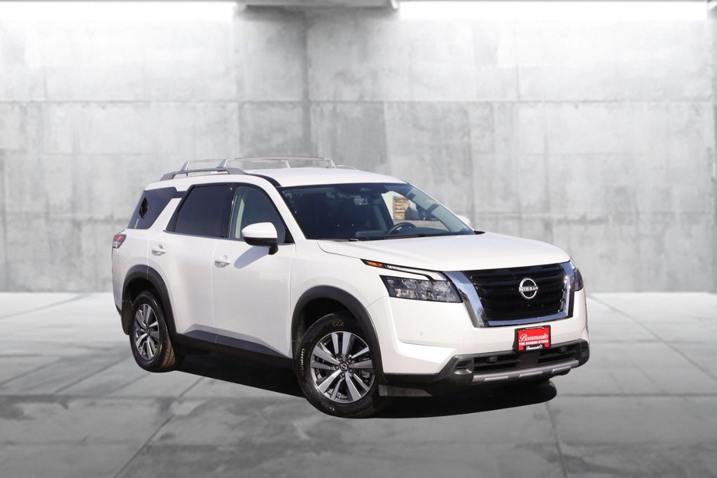 Nissan Pathfinder Vehicle Image 02