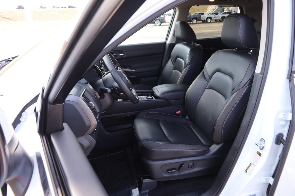 Nissan Pathfinder Vehicle Image 09