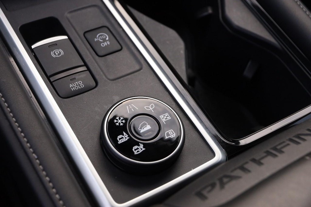 Nissan Pathfinder Vehicle Image 19