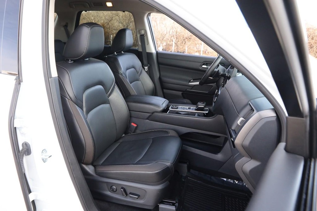 Nissan Pathfinder Vehicle Image 26