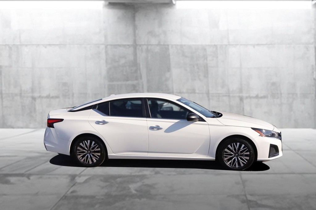 Nissan Altima Vehicle Image 05