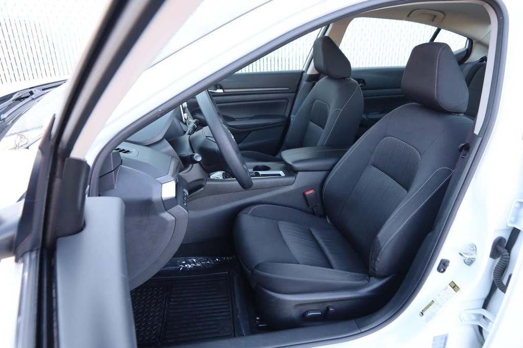 Nissan Altima Vehicle Image 08