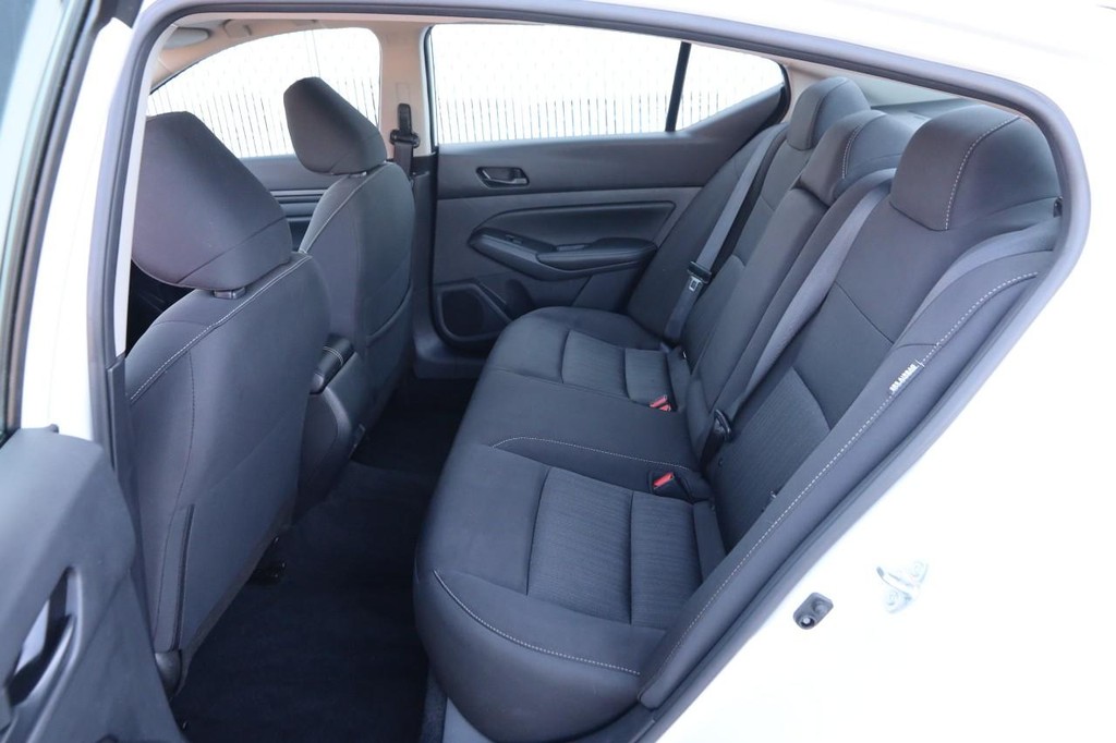 Nissan Altima Vehicle Image 09