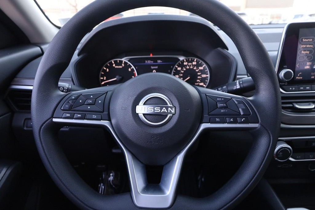 Nissan Altima Vehicle Image 10