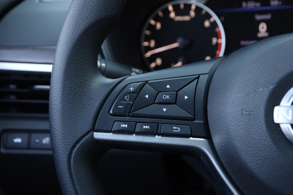 Nissan Altima Vehicle Image 11