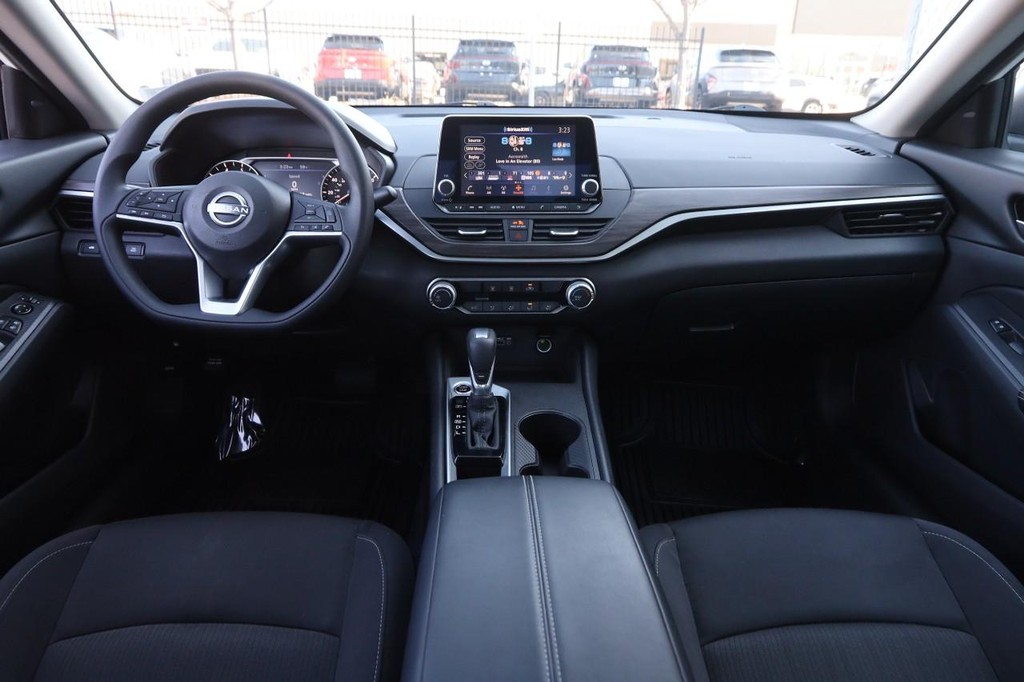 Nissan Altima Vehicle Image 19