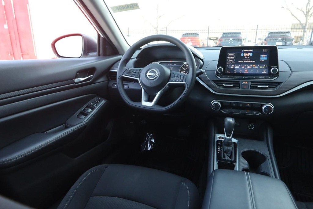 Nissan Altima Vehicle Image 20