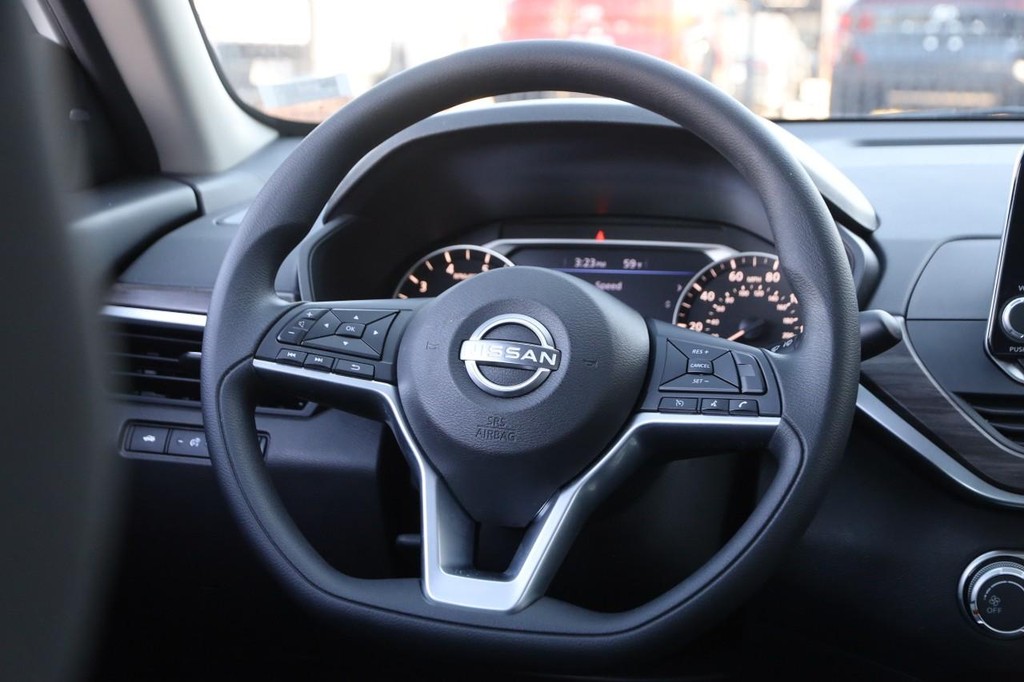 Nissan Altima Vehicle Image 21