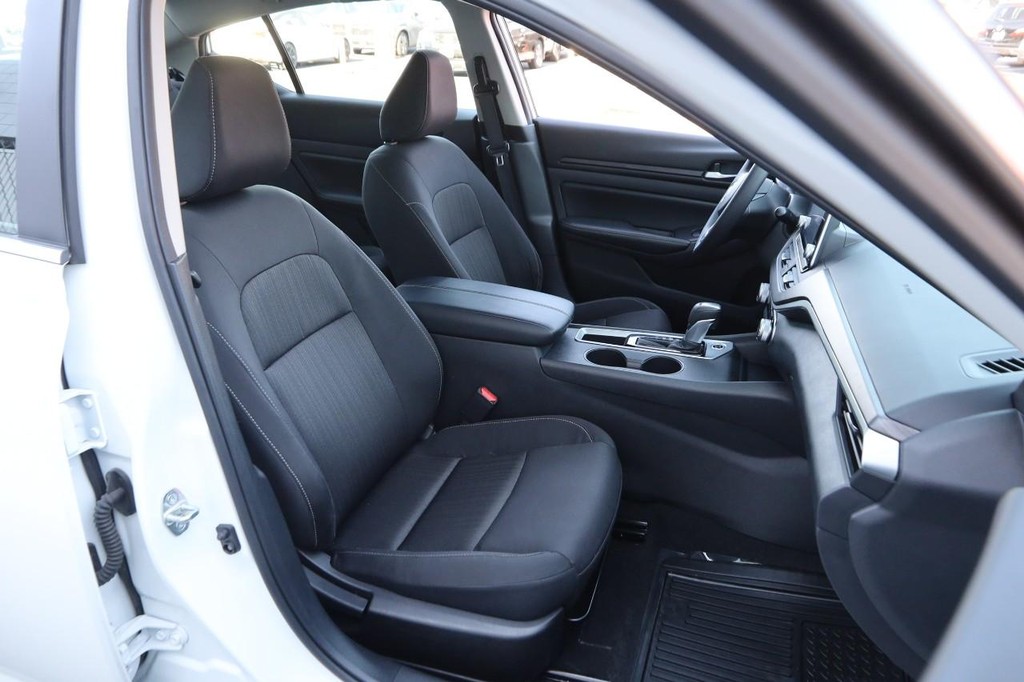 Nissan Altima Vehicle Image 24