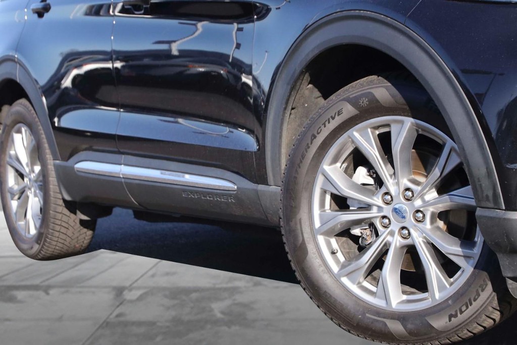 Ford Explorer Vehicle Full-screen Gallery Image 3