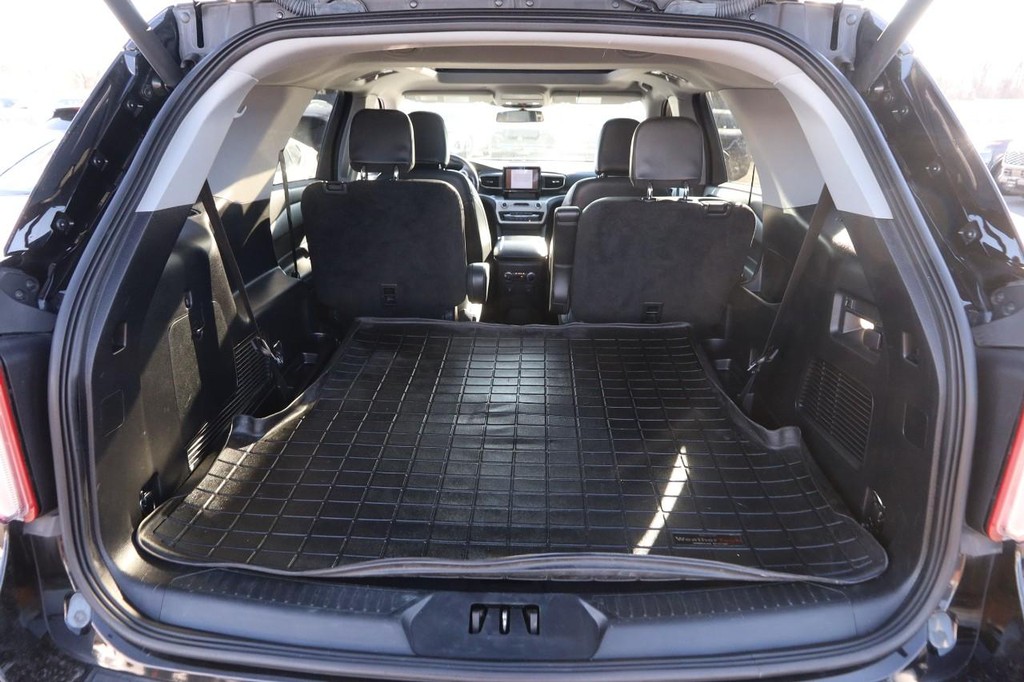 Ford Explorer Vehicle Full-screen Gallery Image 7