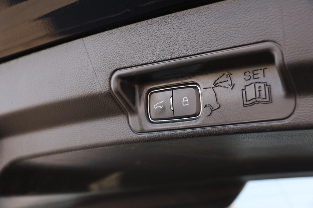 Ford Explorer Vehicle Full-screen Gallery Image 8