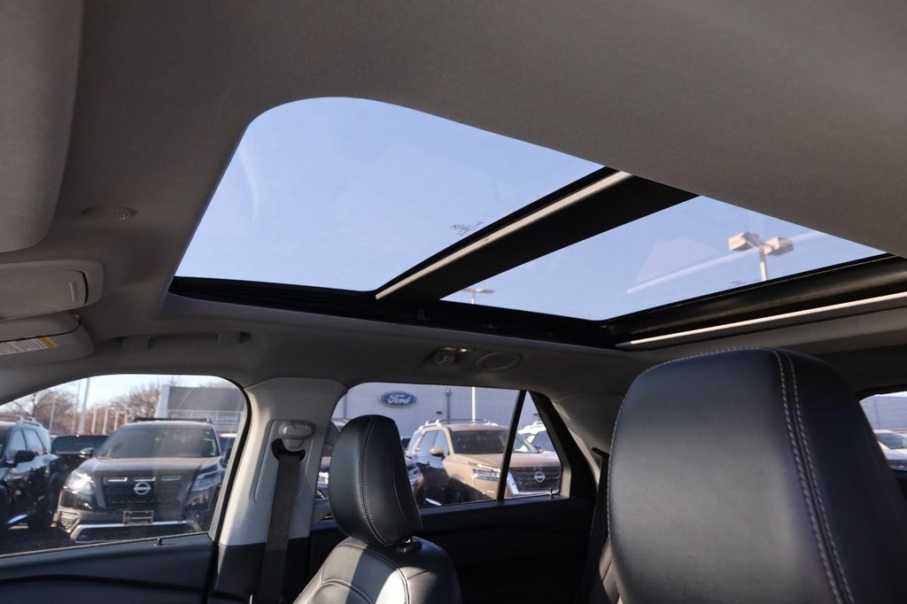 Ford Explorer Vehicle Full-screen Gallery Image 9