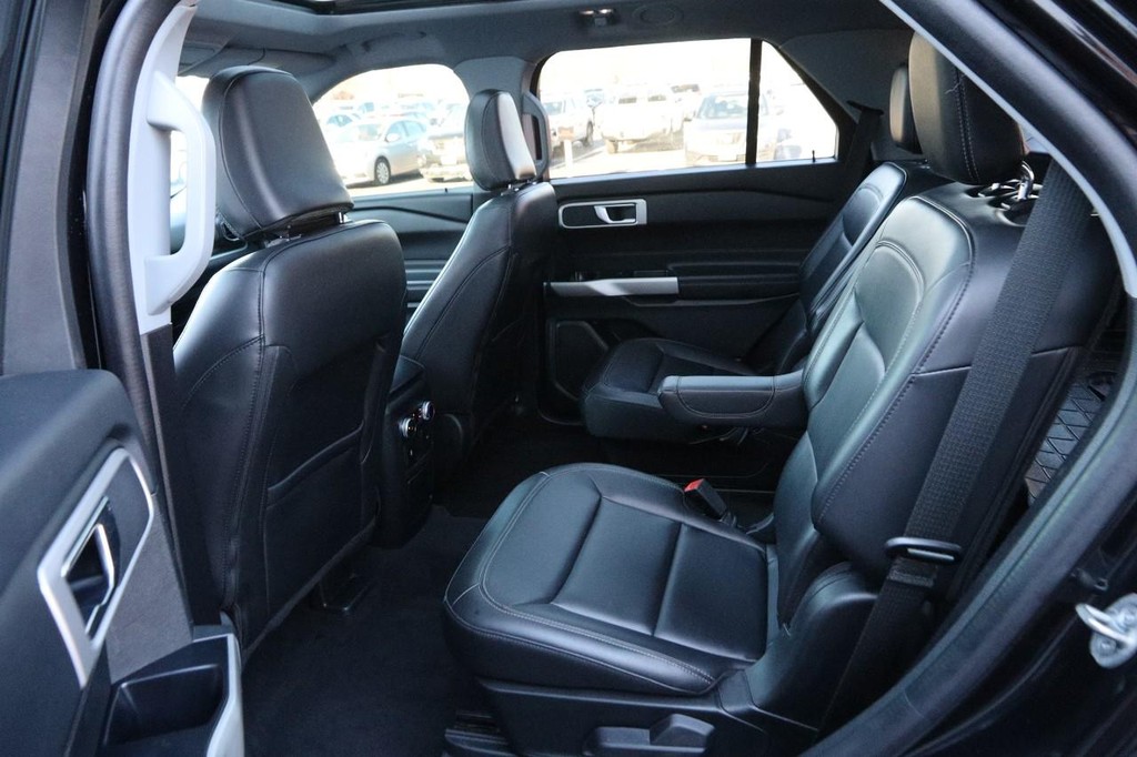 Ford Explorer Vehicle Full-screen Gallery Image 11