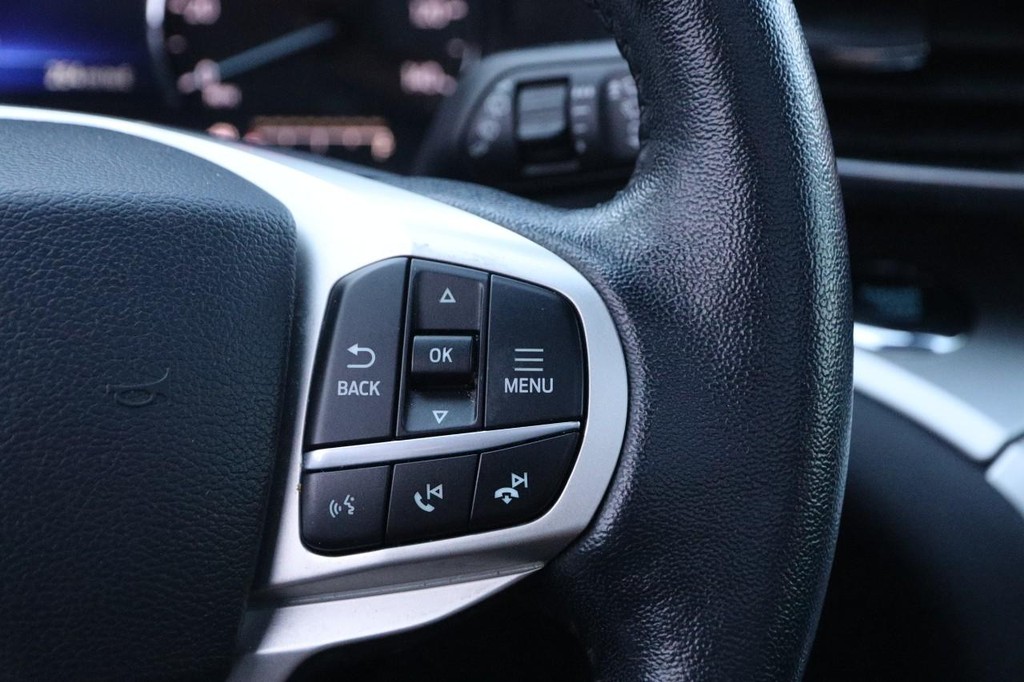 Ford Explorer Vehicle Full-screen Gallery Image 15