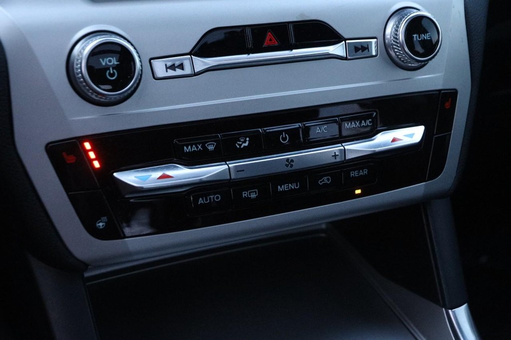 Ford Explorer Vehicle Full-screen Gallery Image 21