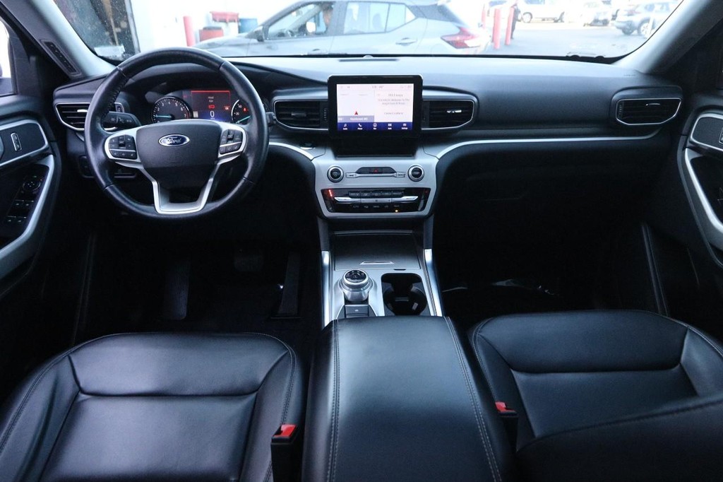 Ford Explorer Vehicle Full-screen Gallery Image 24