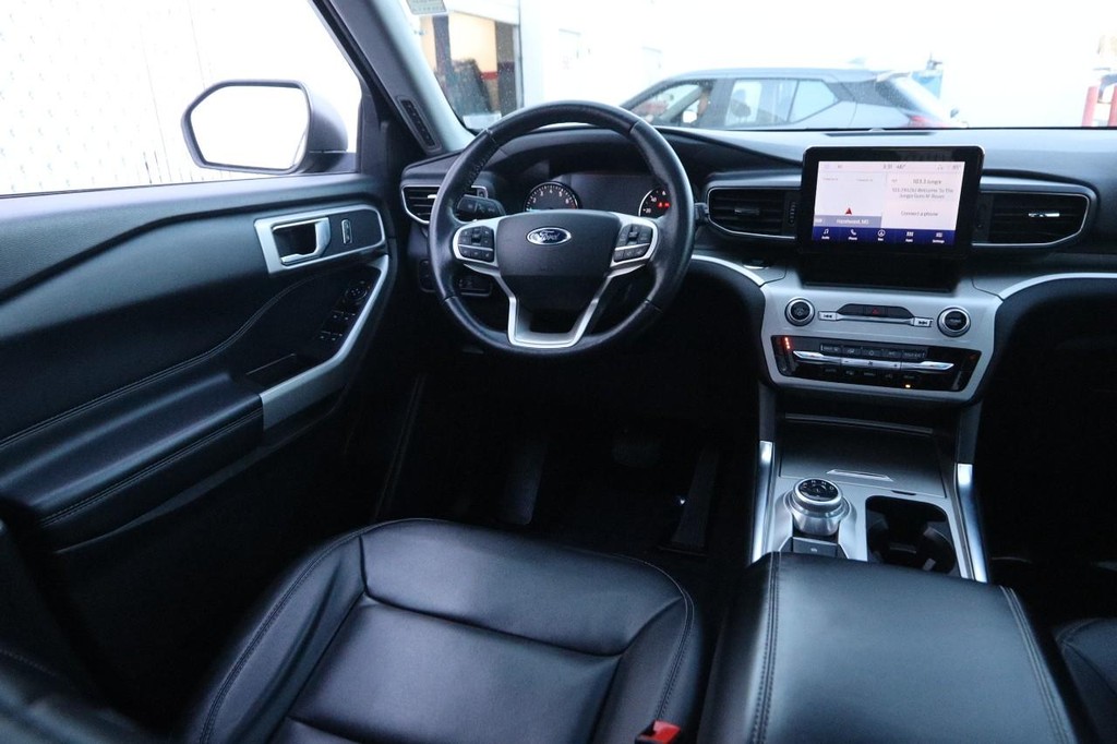 Ford Explorer Vehicle Full-screen Gallery Image 25