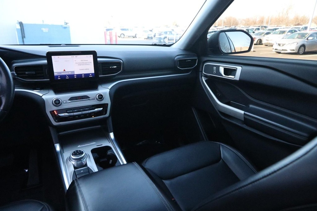 Ford Explorer Vehicle Full-screen Gallery Image 28